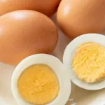 Menambahkan telur ke dalam makanan sehari-hari dapat membantu membuat rambut Anda lebih tebal dan sehat.