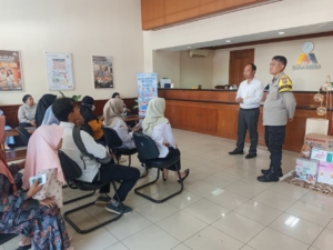 Bhabinkamtibmas Ngadirejo Kediri Pantau Penukaran Uang Baru di Bank Mega