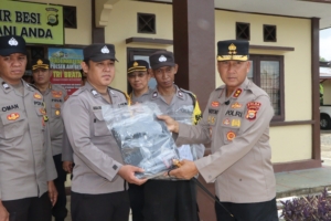 Kapolda Bengkulu Serahkan Peralatan Kebersihan dan Seragam Baru Saat Kunjungan ke Polsek Air Besi dan Pondok Kelapa