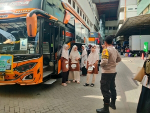 Bhabinkamtibmas Burengan Pantau Kepulangan Santri Ponpes Wali Barokah Kediri Jelang Ramadan