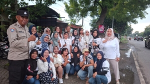 Polisi dan Warga Grogol Bagikan 500 Takjil di Jalur Provinsi