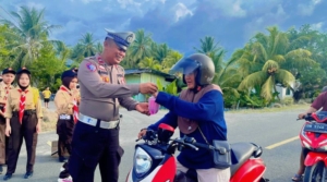 Pramuka Saka Bhayangkara Binaan Polsek Dampal Selatan Berbagi Takjil kepada Pengendara di Jalan Trans Sulawesi