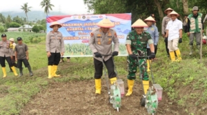 Kapolresta Palu Tanam Jagung Bersama Forkopimda di Duyu