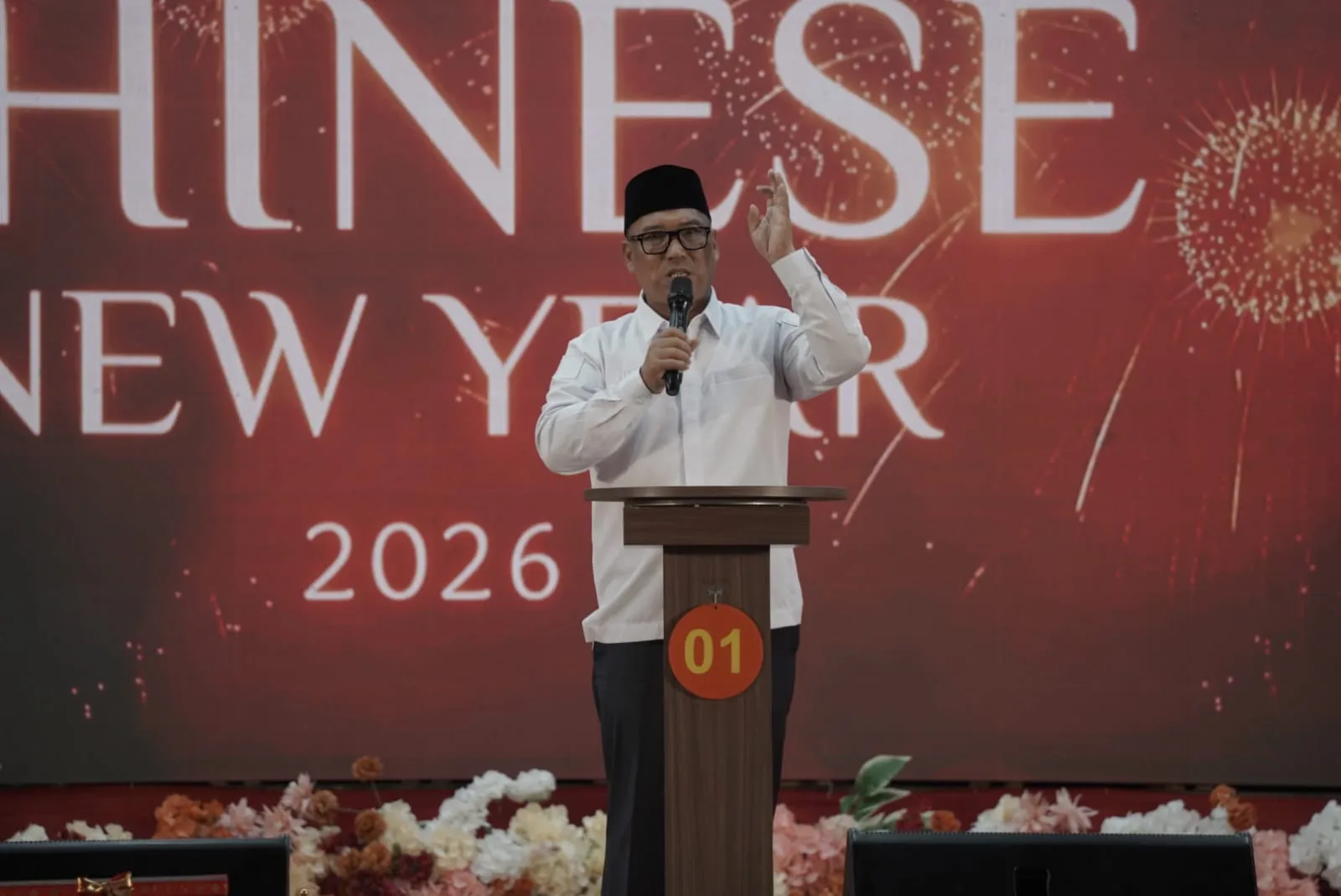 Wagub Kepri Nyanyang Haris Pratamura menyampaikan kata sambutan pada perayaan Cap Go Meh 2026/2577 Kongzili yang digelar di Vihara Samudra Bhakti, Pulau Buluh, Kota Batam, Selasa (3/3/2026). (Ziqri/DISKOMINFO KEPRI)