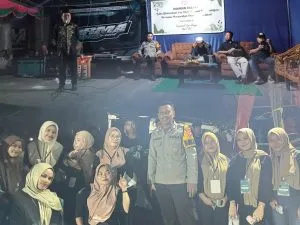 Bhabinkamtibmas Toto Selatan Dampingi Hiburan Rakyat, Jaga Keamanan