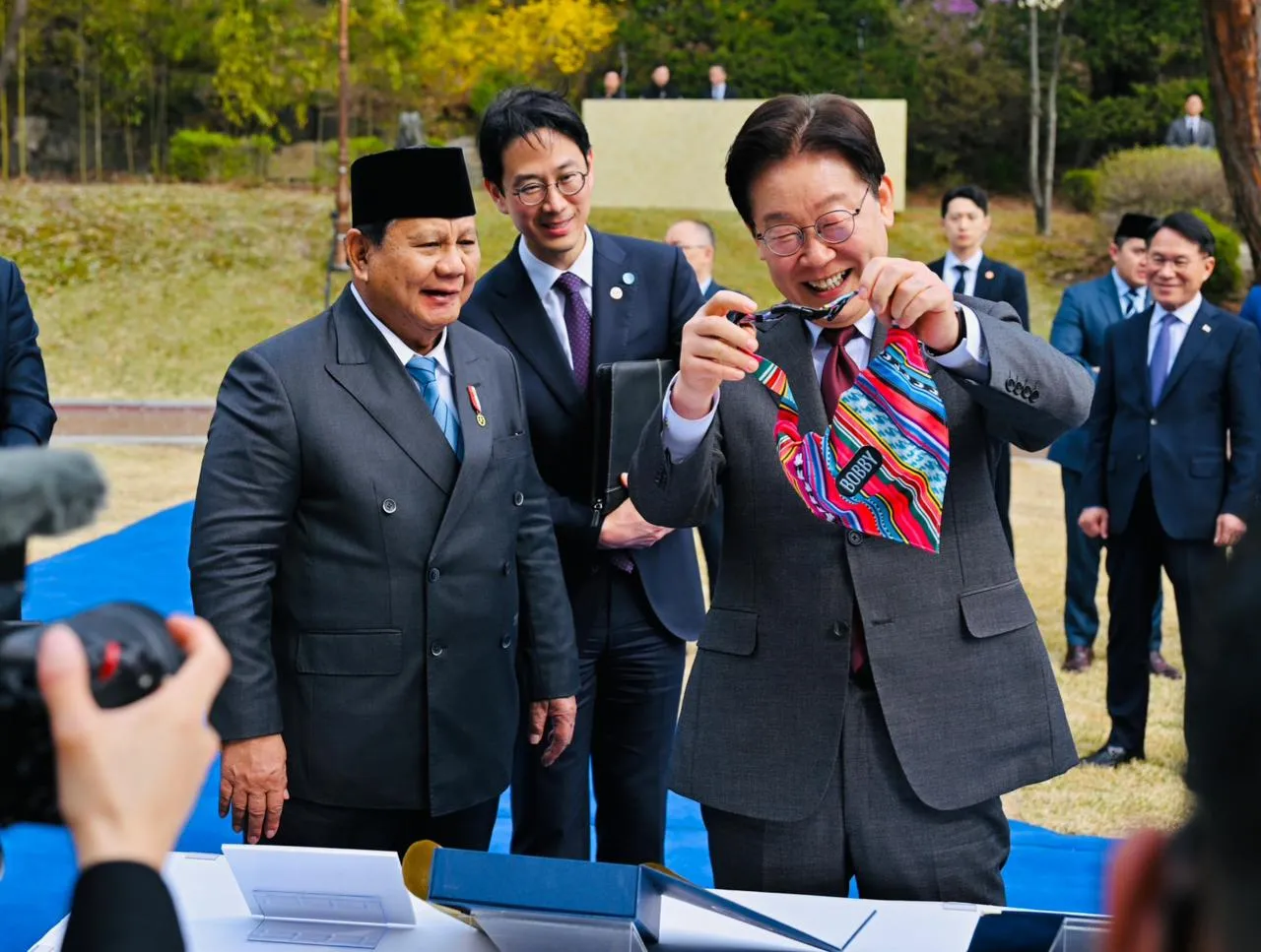 Seskab Teddy: Diplomasi “Anabul” Presiden Prabowo di Republik Korea, Kejutan Hangat yang Curi Perhatian Presiden Lee