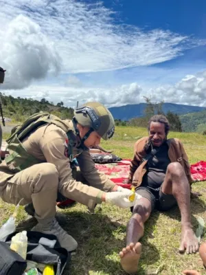 Satgas Damai Cartenz Layani Warga Sinak dengan Humanis