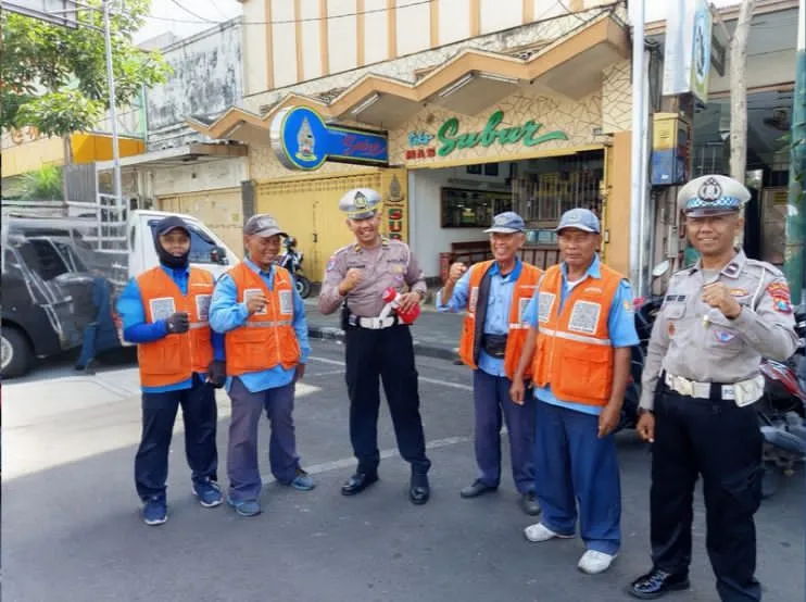 Satlantas Kediri Edukasi Juru Parkir Dhoho Demi Ketertiban