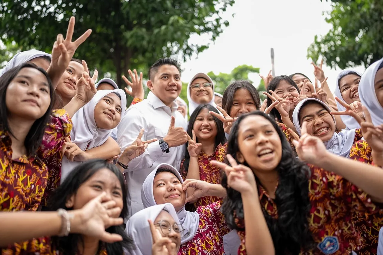 Seskab Teddy Sapa Ratusan Siswa SMAN 2 Jakarta dalam Program “Istana untuk Anak Sekolah”