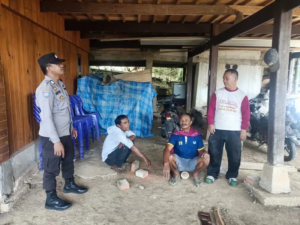 Bhabinkamtibmas Polsek Alla Sambangi Warga, Pererat Silaturahmi