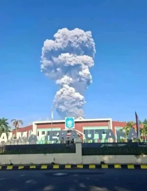 Lima Pendaki Dilaporkan Luka-Luka Akibat Erupsi Gunung Api Dukono di Halmahera Utara