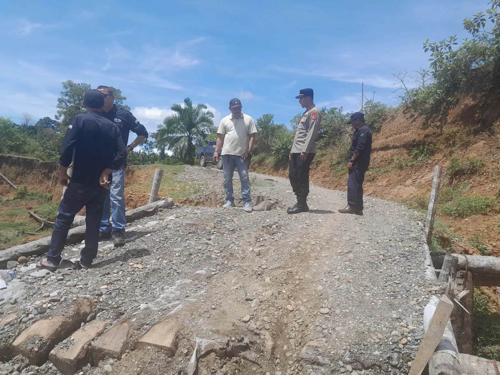Jalan Longsor Pasi Ara Diperiksa PUPR-Polsek, Akses Warga Terbatas